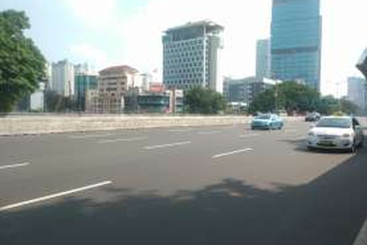 Jalan Sudirman - Thamrin masih lengang di hari kedua Lebaran atau Kamis (7/7/2016).