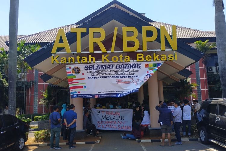 Warga korban gusuran Pekayon-Jakasetia masih bertahan di Kantor BPN Kota Bekasi, Rabu (11/9/2019) sore.
