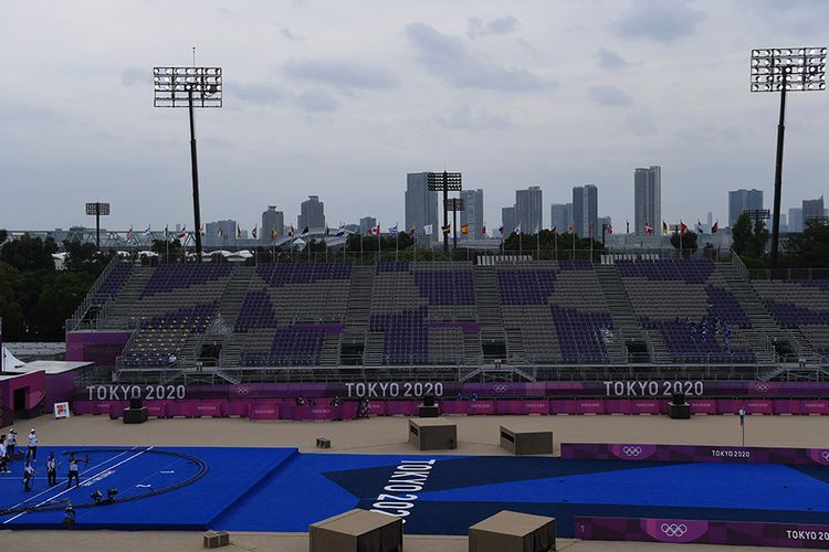 Suasana pertandingan panahan Olimpiade Tokyo 2020 yang digelar tanpa penonton di Yumenoshima Park Archery Field, Tokyo, Jepang, Senin (26/7/2021). Penyelenggaraan Olimpiade yang diselenggarakan tanpa penonton dari kalangan umum tersebut merupakan keputusan di tengah kondisi darurat Covid-19 yang sedang diberlakukan di Ibu Kota Jepang.