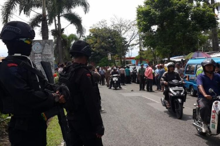 Sejumlah anggota Satuan Brimob dan Polres Malang Kota usai membubarkan para sopir angkot yang menutup jalan di Jalan Raden Intan Kota Malang, Kamis (9/3/2017)