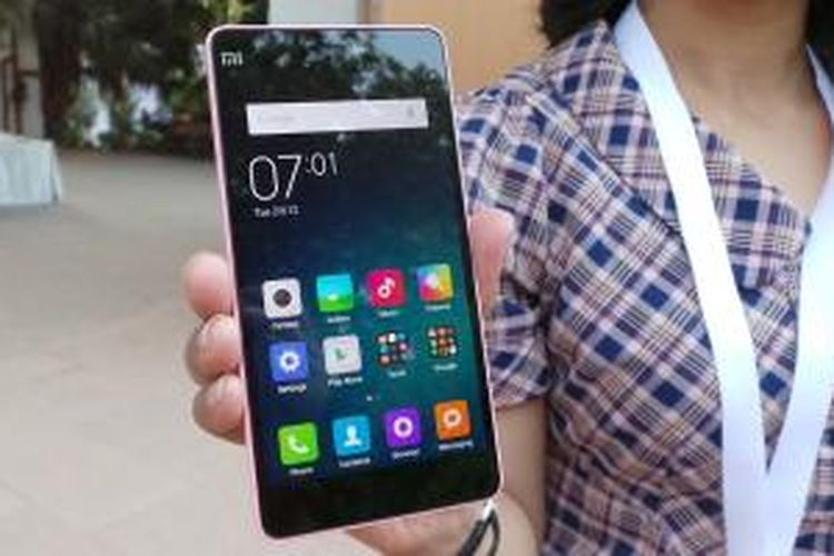 Jurnalis juga berkesempatan menjajal Xiaomi Mi 4i di situasi luar ruangan, layar perangkat tersebut memiliki kemampuan bernama Sunlight yang mempermudah penggunaan di berbagai kondisi cahaya.