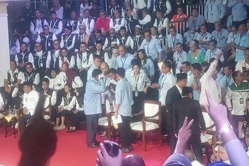 Usai Debat soal HAM, Prabowo Hanya Salami Ganjar dan Usap Keringat Pakai Handuk