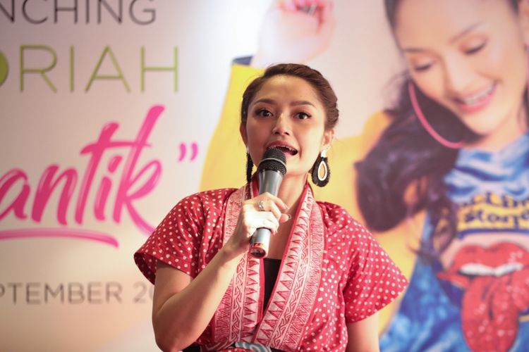 Siti Badriah hadir dalam acara peluncuran album Lagi Syantik di sebuah restoran masakan cepat saji di kawasan Cideng, Jakarta Pusat, Kamis (6/8/2018).