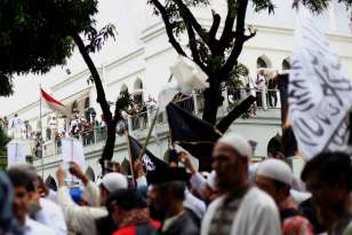 Massa Front Pembela Islam bersiap melakukan longmarch dari Masjid Al-Azhar menuju ke Mabes Polri di Jakarta Selatan, Senin (16/1/2017). Mereka menuntut agar Kapolri Jenderal Pol Tito Karnavian mencopot Kapolda Jawa Barat Irjen Anton Charliyan dari jabatannya karena dianggap membiarkan pecahnya kerusuhan antara FPI dan LSM GMBI di Bandung, Jawa Barat pada pekan lalu.