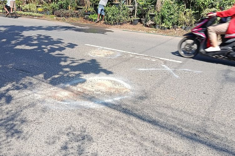 Hindari Lubang di Bekasi Timur, Dua Pria Kecelakaan Sepeda Motor, Satu Korban Tak Sadarkan Diri