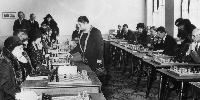 Vera Menchik dalam pertandingan catur melawan 21 pemain.