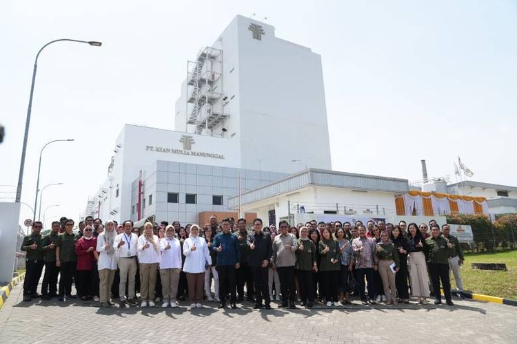 Kepala BPOM Taruna Ikrar mengapresiasi komitmen Tempo Scan Group yang mempekerjakan 100 persen tenaga kerja lokal.