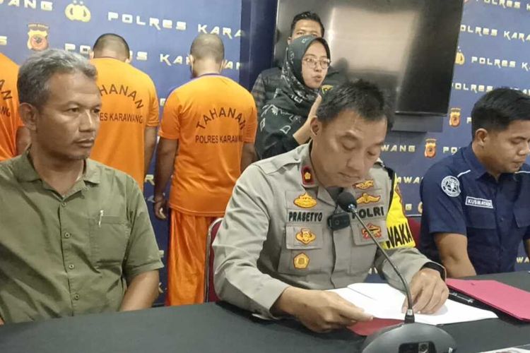 Wakapolres Karawang Kompol Prasetyo Purbo Nurcahyo (tengah) saat memberikan keterangan pers kasus penyelewengan LPG bersubsidi di Mapolres Karawang, Kamis (15/5/2024).