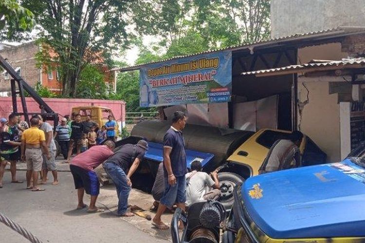 Ilham (25), tewas tertimpa truk tangki di Jalan Jawa 7, Kecamatan Sumbersari, Kabupaten Jember, Jawa Timur, Sabtu (24/2/2024) sekitar pukul 07.00 WIB. 
