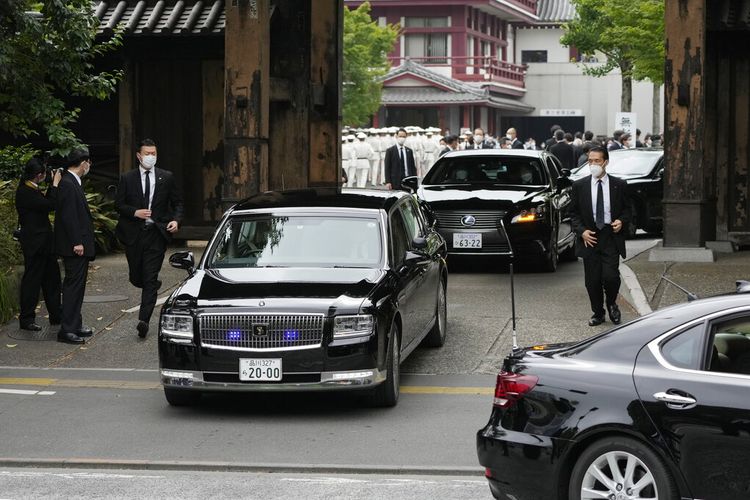 Kendaraan yang membawa jenazah mantan Perdana Menteri Jepang Shinzo Abe meninggalkan kuil Zojoji setelah pemakamannya di Tokyo pada Selasa, 12 Juli 2022.