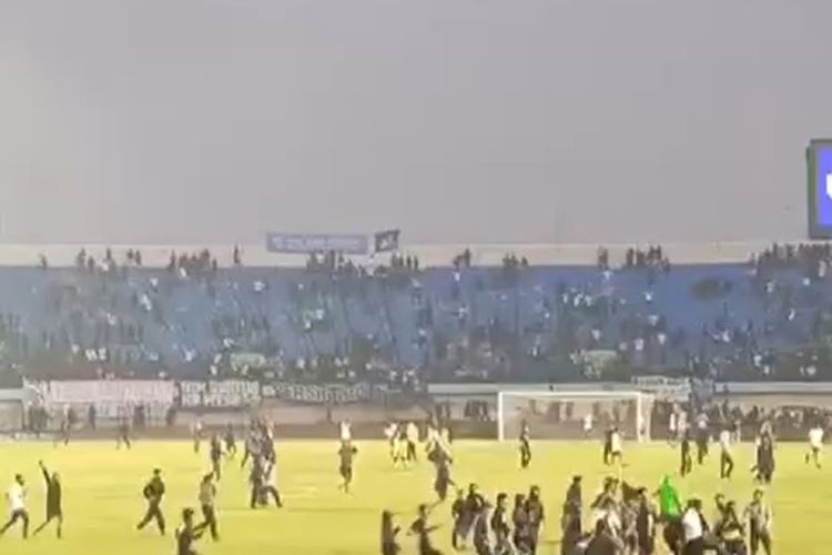 5 Fakta Kerusuhan Laga Persib-Persija, Suporter Turun Serang "Steward"