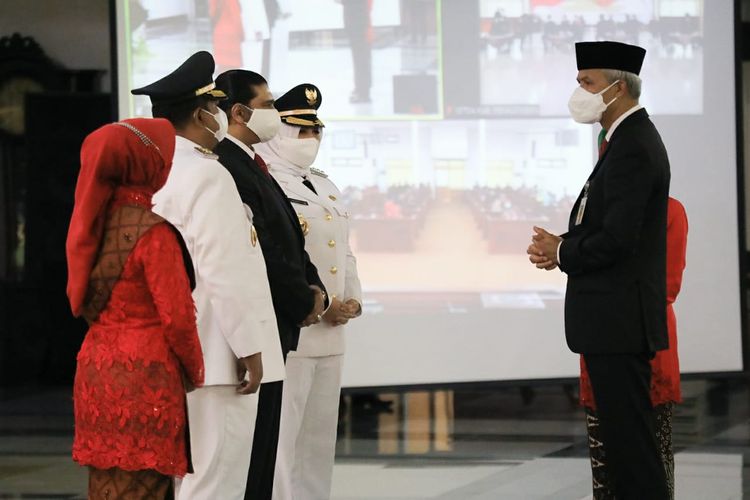 Gubernur Jawa Tengah Ganjar Pranowo resmi melantik Bupati dan Wakil Bupati Pekalogan, Minggu (27/6/2021)