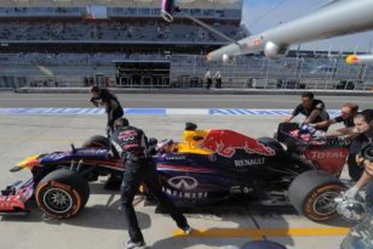 Pebalap Red Bull Racing asal Jerman, Sebastian Vettel melakukan pit stop saat menjalani sesi latihan bebas kedua GP Amerika Serikat di Sirkuit The Americas, Jumat (15/11/2013).