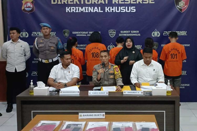 Kasubdit V Ditreskrimsus Polda Banten Kompol Rafles Langgak Putra (paling ujung kiri) saat ekspos kasus endorse situs judi online. Senin (24/6/2024).