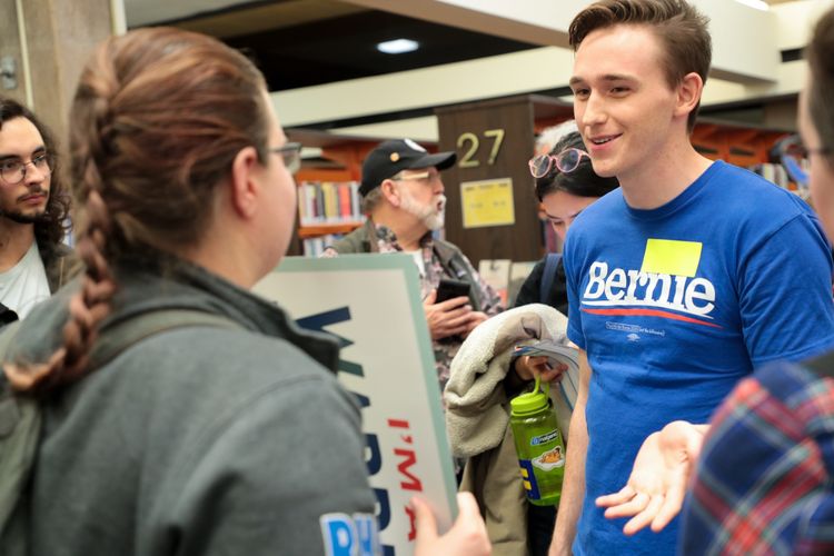 Pendukung Bernie Sanders berdiskusi dengan suporter Elizabeth Warren jelang kaukus satelit di Perpustakaan Publik Palm Springs pada Senin (3/2/2020). Kaukus Iowa adalah babak pendahuluan untuk mencari penantang Presiden Donald Trump dalam Pilpres AS 2020.