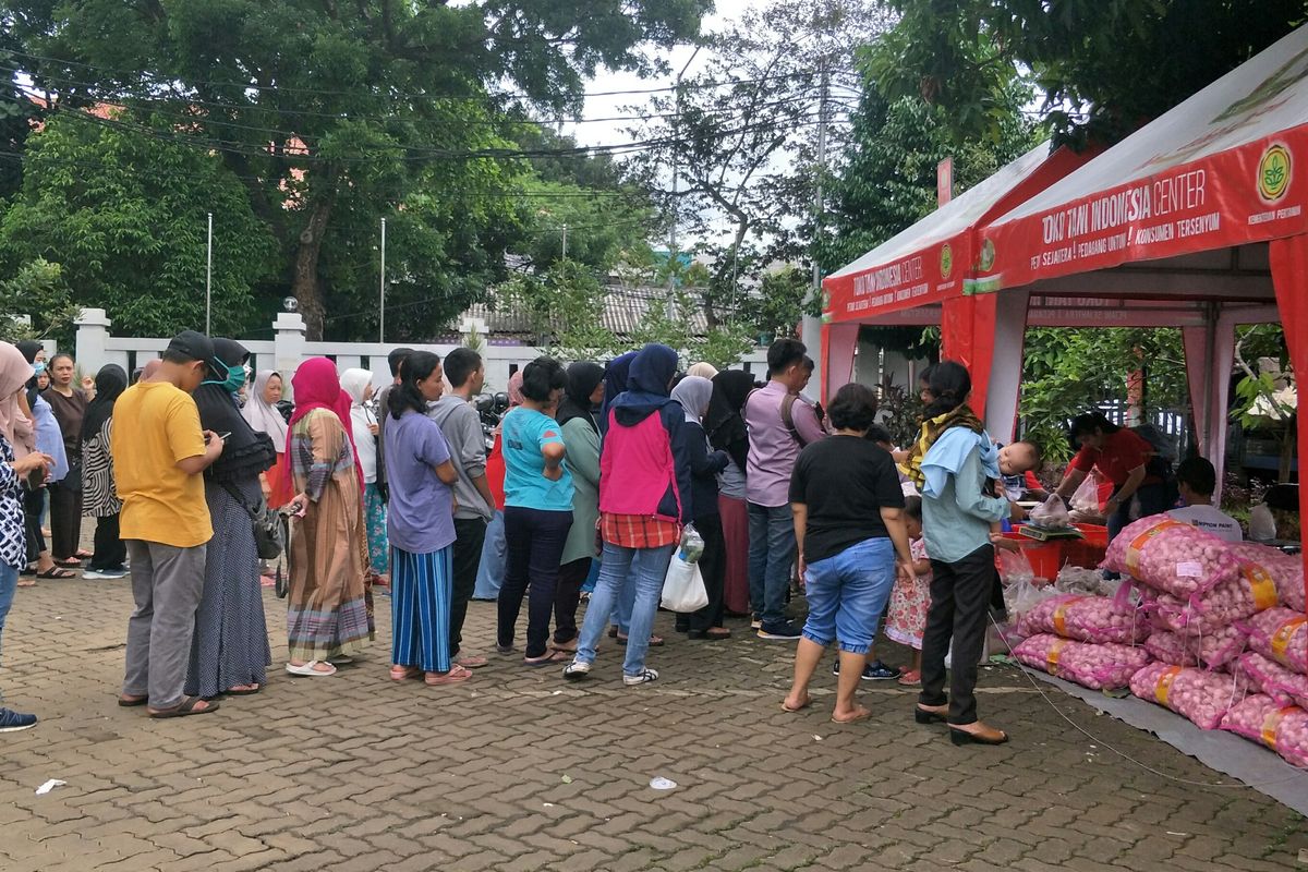 Sejumlah warga mengantre di halaman Toko Tani Indonesia Center (TTIC), Pasar Minggu, Jakarta Selatan, Minggu (9/2/2020), untuk membeli cabai dan bawang putih dengan harga murah.