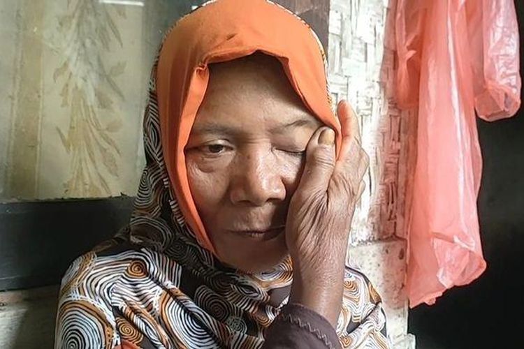 Armilah (57), warga Dusun Binangun RT 09/03 Desa Kondangjajar, Kecamatan Cijulang, Kabupaten Pangandaran, terefek kasus tabungan murid yang tak bisa ditarik. 