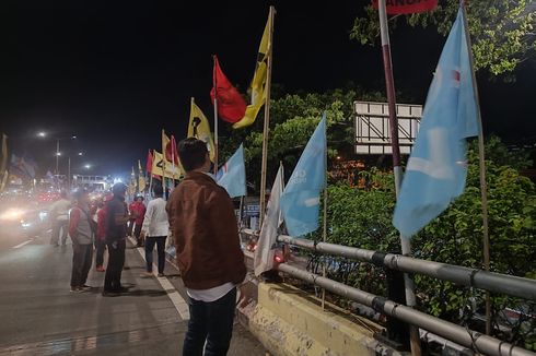 Selain Bendera Parpol, Bawaslu Jaktim Juga Tertibkan Spanduk Caleg di Flyover Pondok Kopi