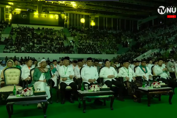 Ketua Umum PBNU Yahya Cholil Staquf menyimak pidato Menag Nasaruddin Umar di Harlah 100 Tahun NU. 