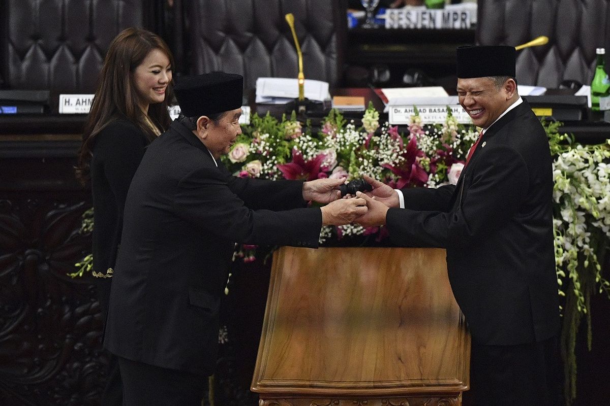 Pimpinan sementara MPR Abdul Wahab Dalimunte (kedua kiri) dan Hillary Brigitta Lasut (kiri) memberikan palu sidang kepada Ketua MPR Bambang Soesatyo (kanan) usai pelantikan pimpinan MPR periode 2019-2024 di ruang rapat Paripurna MPR, Kompleks Parlemen, Senayan, Jakarta, Kamis (3/10/2019). Sidang Paripurna tersebut menetapkan Bambang Soesatyo sebagai Ketua MPR periode 2019-2024 dengan Wakil Ketua, Ahmad Basarah dari Fraksi PDI Perjuangan, Ahmad Muzani dari Fraksi Partai Gerindra, Lestari Moerdijat dari Fraksi Partai Nasdem, Jazilul Fawaid dari Fraksi Partai Kebangkitan Bangsa, Syarief Hasan dari Fraksi Partai Demokrat, Zulkifli Hasan dari Fraksi Partai Amanat Nasional, Hidayat Nur Wahid dari Fraksi Partai Keadilan Sejahtera, Arsul Sani dari Fraksi Partai Persatuan Pembangunan dan Fadel Muhammad dari Kelompok DPD di MPR. ANTARA FOTO/Nova Wahyudi/wsj.
