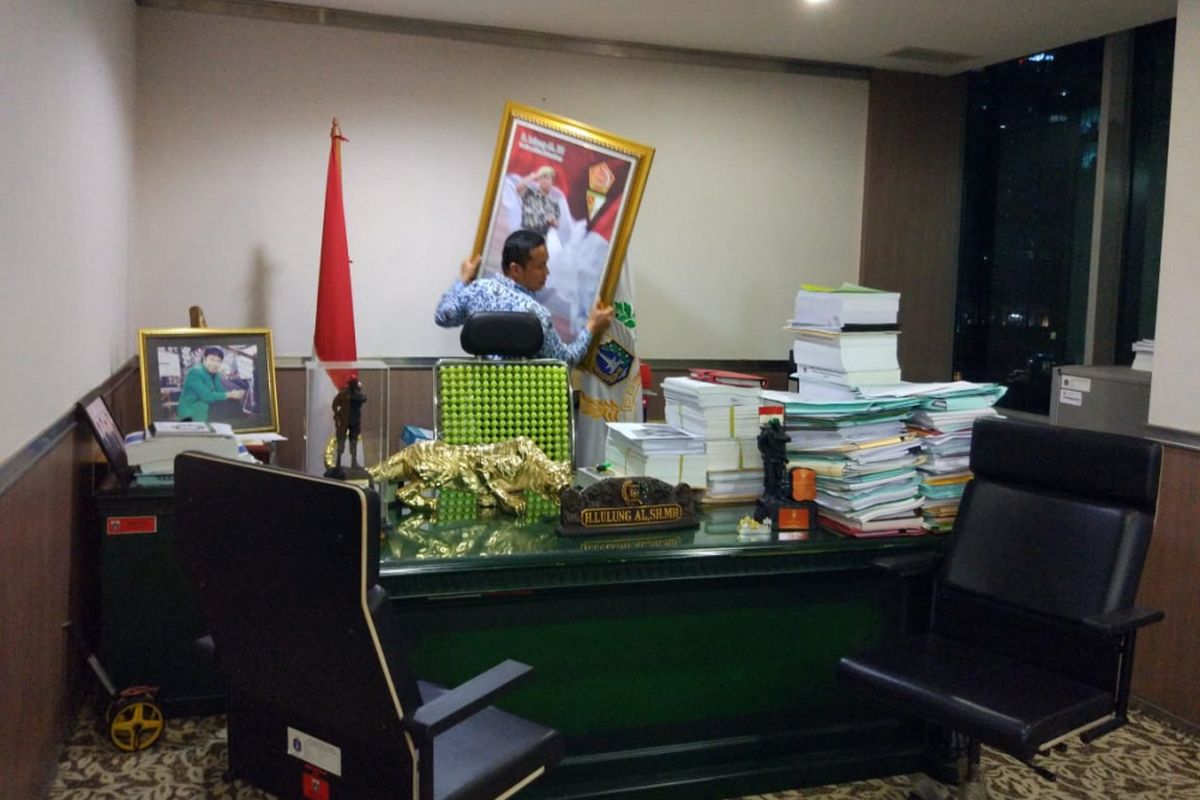 Staf DPRD DKI sedang membantu membereskan barang-barang pribadi Abraham ?Lulung? Lunggana, Rabu (19/9/2019). Lulung tidak lagi menjadi anggota Dewan setelah mencalonkan diri dalam Pileg lewat partai lain yaitu PAN. 