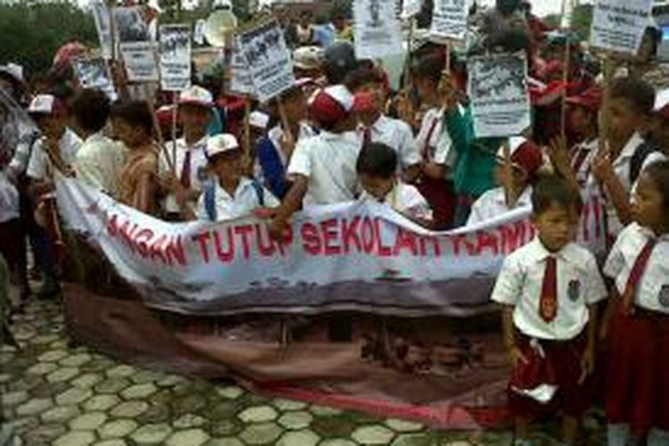 Siswa SD dari Moromoro dari Register 45 Mesuji Lampung berunjuk rasa menuntut agar sekolah mereka tidak ditutup. Aksi berlangsung di Kantor Pemkab Mesuji.