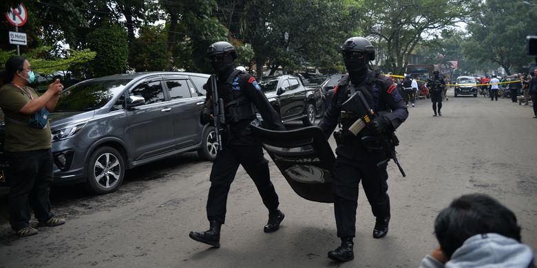 Anggota Brimob berjaga di kawasan Astanaanyar, Bandung, Jawa Barat, Rabu (7/12/2022). Penjagaan ketat tersebut akibat adanya ledakan yang diduga bom bunuh diri di Kantor Polsek Astanaanyar, Kota Bandung. ANTARA FOTO/Raisan Al Farisi/agr/aww.