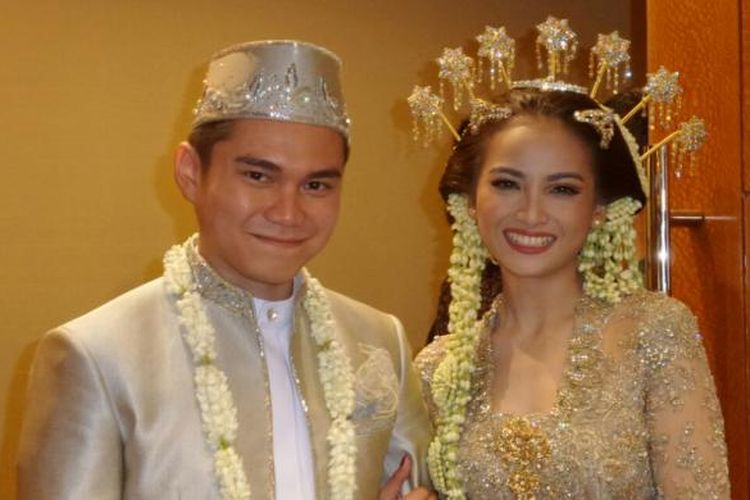 Acha Septriasa dan suaminya, Vicky Kharisma, setelah menjalani prosesi akad nikah di Hotel Le Meridian, Sudirman, Jakarta Pusat, Minggu (11/12/2016).