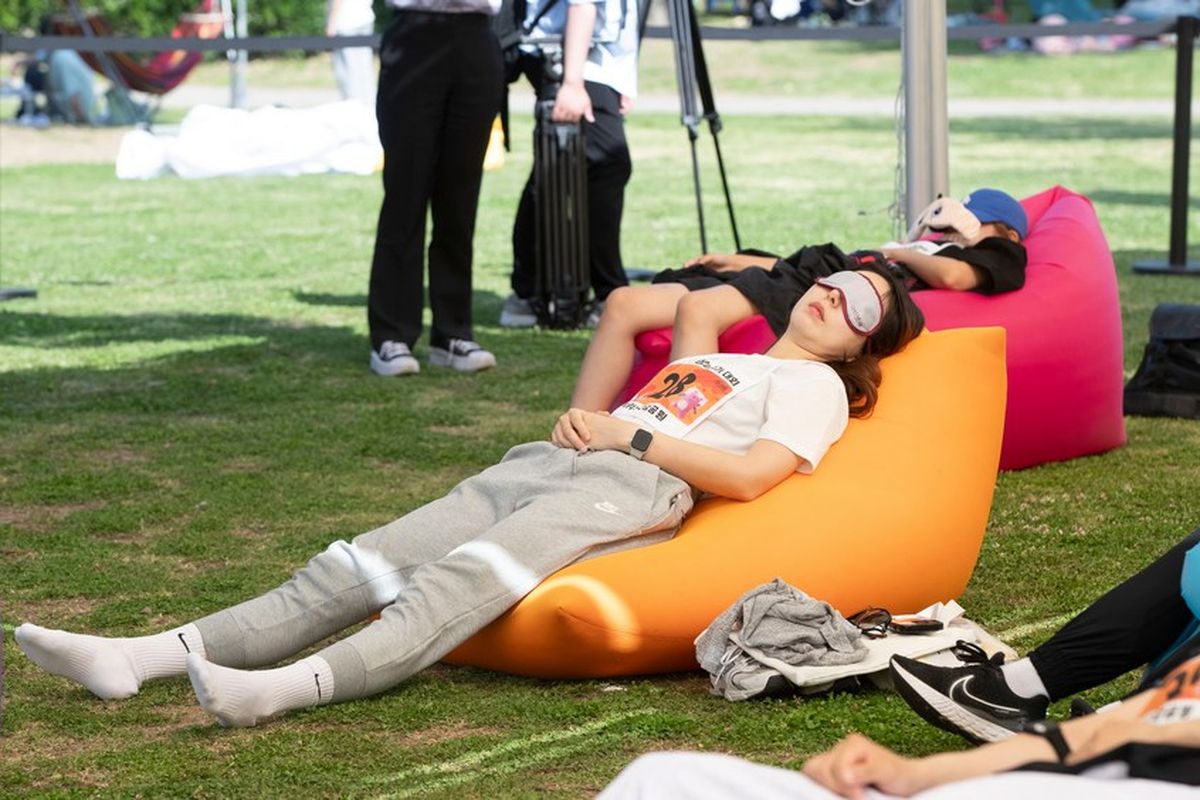 Lomba tidur bertajuk Power Nap Contest di Han River Park, Seoul, Korea Selatan, Sabtu (18/5/2024).