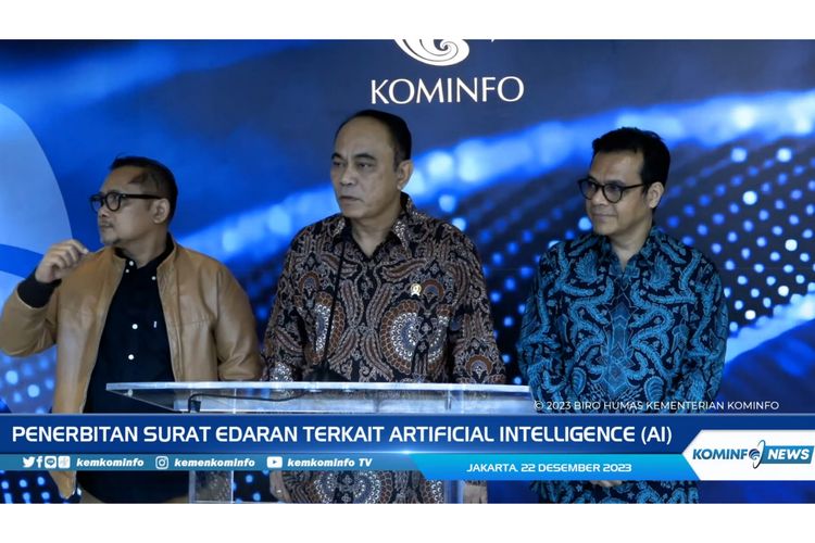 Menkominfo Budi Arie (tengah) dan Wmenkominfo Nezar Patria (paling kanan) dalam konferensi Penerbitan Surat Edaran terkait AI Jumat (22/12/2023).