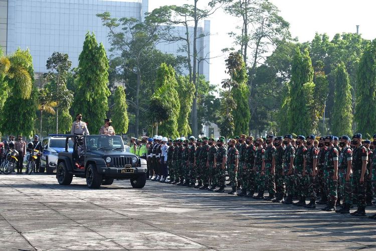 Kapolda Riau Irjen Muhammad Iqbal mengecek pasukan yang akan dikerahkan untuk pengamanan Lebaran Idul Fitri, pada apel gelar pasukan Operasi Ketupat Lancang Kuning di Kantor Gubernur Riau di Kota Pekanbaru, Jumat (22/4/2022).