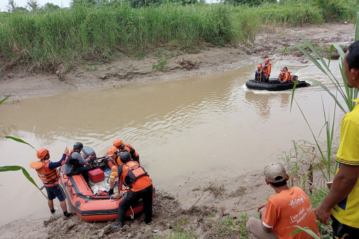 Penyisiran yang dilakukan oleh tim pencarian sebelum korban hanyut di Kali Lamong ditemukan sudah meninggal dunia, di Desa Bulangkulon, Kecamatan Benjeng, Gresik, Jawa Timur, Senin (26/12/2022).