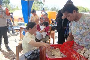 Dapur Darurat Minim, Pengungsi Gempa NTT Memasak Sendiri di Tenda Masing-masing