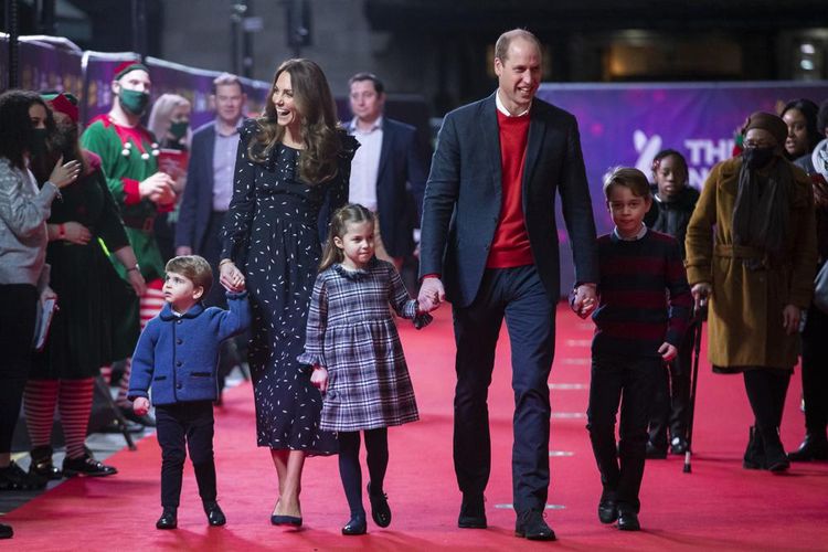 Pangeran William dan Kate Middleton bersama anak-anak mereka, Pangeran Louis, Putri Charlotte, dan Pangeran George tiba di pertunjukan pantomim di Teater Palladium London, 11 Desember 2020, yang diselenggarakan oleh The National Lottery.