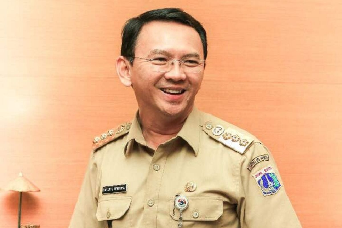 Foto Gubernur DKI non-aktif Basuki Tjahaja Purnama (Ahok) mengenakan baju dinas pada satu hari sebelum sidang vonis kasus penodaan agama.