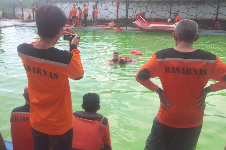 Badan SAR Nasional memberikan pelatihan dasar dan pengenalan penyelematan di dalam air (water rescue) kepada sejumlah wartawan di Jawa Barat, Selasa (25/4/2017). 