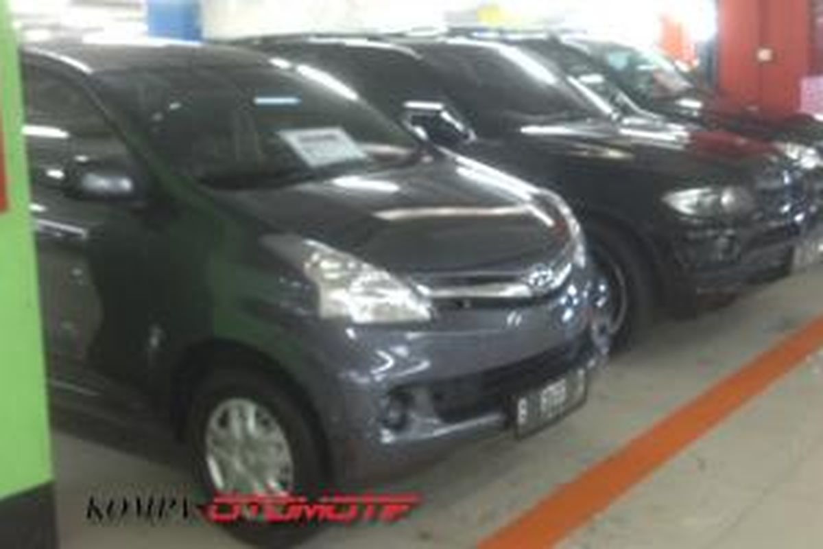 Toyota Avanza di pasar mobil bekas MGK Kemayoran.
