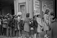 Foto Lama Viral, Warganet Heboh Seorang Anak Memegang iPad Padahal Masih Tahun 1941