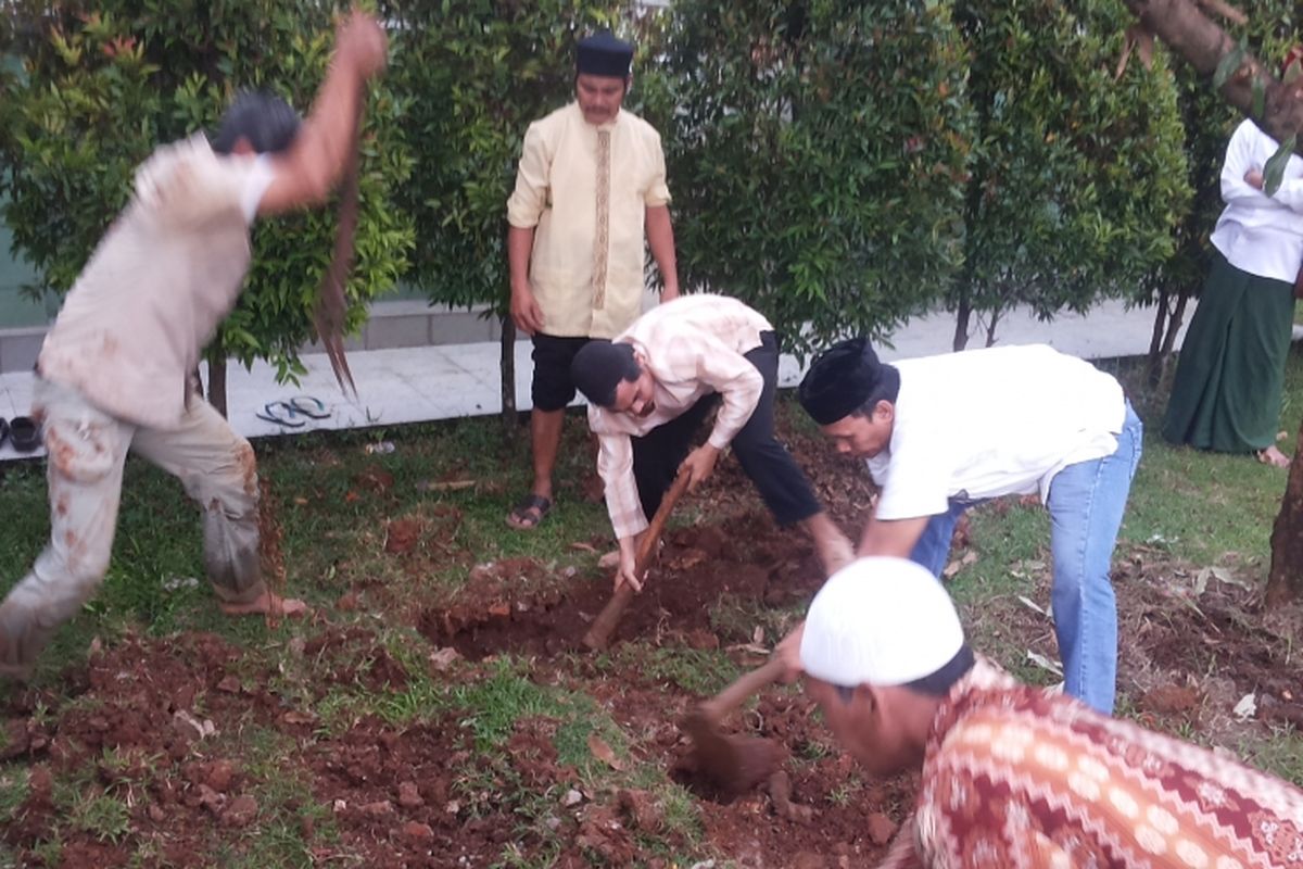 Penggalian liang lahat cadangan untuk jenazah almarhum mantan Ketua Umum PB Nahdlatul Ulama Hasyim Muzadi yang akan dimakamkan di komplek Pondok Pesantren Al Hikam, Kukusan, Beji, Depok, Kamis (16/3/2017) sore.