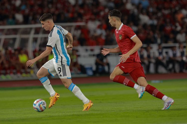 Pemain timnas Argentina,  Julian Alvarez berebut bola dengan pemain timnas Indonesia Ivar Jenner dalam pertandingan FIFA Matchday edisi Juni 2023 di Stadion Utama Gelora Bung Karno, Jakarta, Senin (19/6/2023). Argentina unggul 2-0 atas Indonesia.