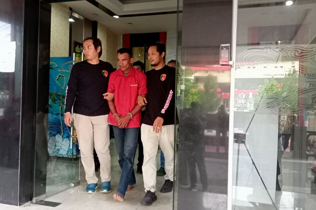IG (35) tersangka perampok ibu rumah tangga di Binjai digelandang dari gedung Ditreskrimum Polda Sumut pada Selasa (11/7/2023) sore. Aksi perampokannya dilatarbelakangi utang kepada mantan bosnya.