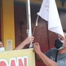 Tak Bisa Berjualan Selama PPKM Darurat, PKL di Tegal Kibarkan Bendera Putih