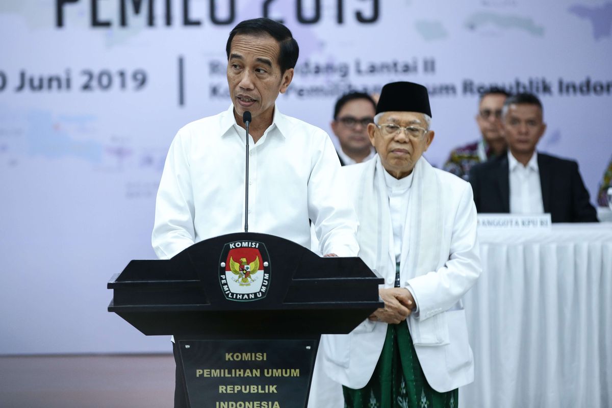 Pasangan calon presiden dan wakil presiden no urut 01, Joko Widodo dan Maruf Amin memberi sambutan saat Rapat Pleno Terbuka Pasangan Calon Presiden dan Wakil Presiden Terpilih Pemilu 2019 di Kantor Komisi Pemilihan Umum, Jakarta, Minggu (30/6/2019). KPU menetapkan pasangan Joko Widodo dan Maruf Amin sebagai presiden dan wakil presiden terpilih.