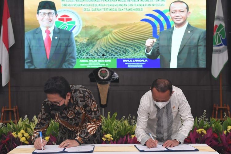 Menteri Desa, Pembangunan Daerah Tertinggal dan Transmigrasi Abdul Halim Iskandar dan Menteri Investasi/Kepala BKPM Bahlil Lahadalia menandatangani nota kesepahaman bersama (MoU) di Kantor Kemendes PDTT, Jakarta, Jumat (11/3/2022).