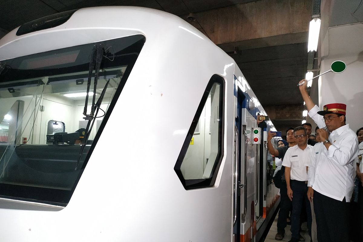 Menteri Perhubungan (Menhub) Budi Karya Sumadi melepas secara simbolis perjalanan Kereta Bandara (KA) dari Stasiun Manggarai menuju Bandara Soekarno-Hatta, Sabtu (5/10/2019).