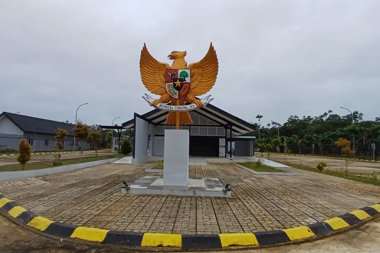 Patung Garuda berdiri di gerbang sisi timur Pos Lintas Batas Negara (PLBN) Yetetkun, Distrik Ninati, Boven Digoel, Papua Selatan, yang berbatasan dengan wilayah Papua Nugini. Gambar diambil pada Kamis (17/8/2023).