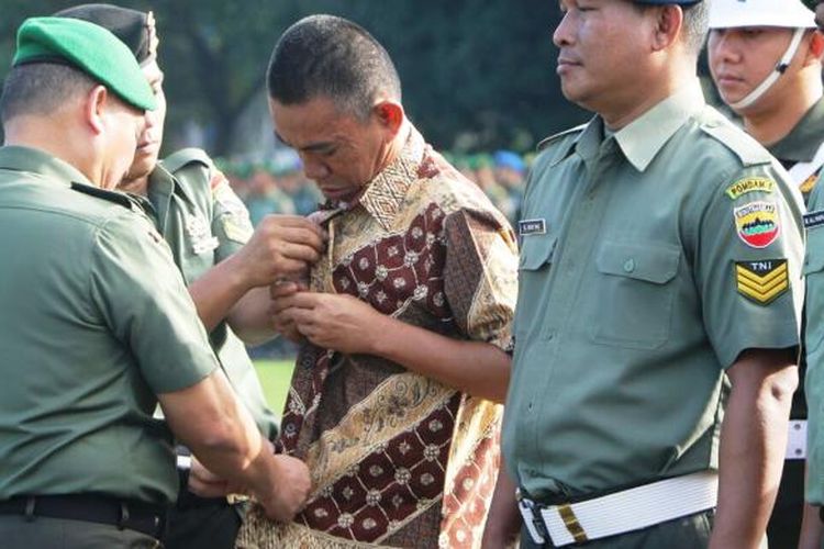Kasdam I BB, Brigjen TNI Tiopan Aritonang melepas seragam prajurit TNI AD yang di PDTH di Lapangan Banteng Medan, Jumat (17/2/2017)