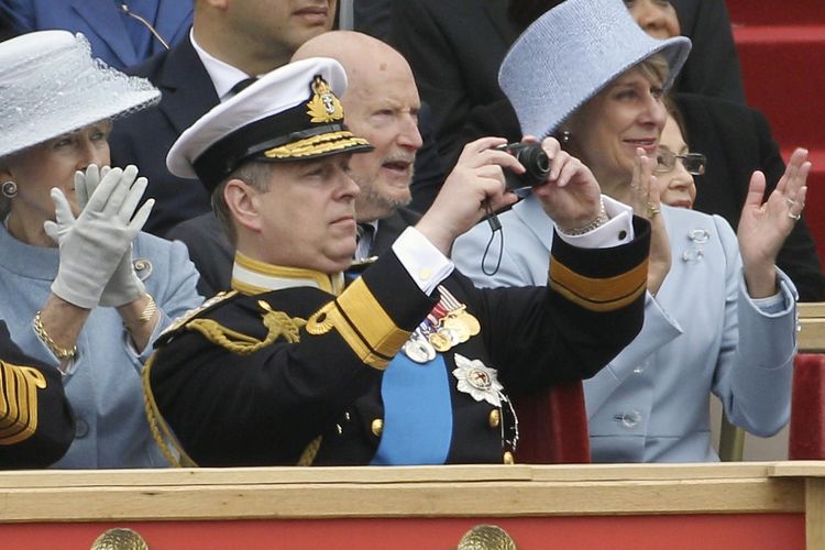 Pangeran Andrew saat menghadiri Parade Angkatan Bersenjata di Windsor, Inggris, 19 Mei 2012.