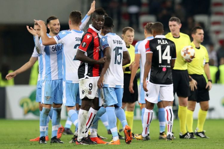 Penyerang Nice Mario Balotelli menyalami para pemain Lazio seusai pertandingan Liga Europa di Stadion Allianz Riviera, Kamis (19/10/2017).