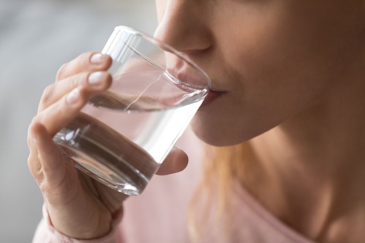 Ilustrasi minum air putih. Kurang minum air putih dalam sehari bisa menyebabkan dehidrasi dan mengalami berbagai efek samping, seperti hilang energi dan emosi tidak stabil. 